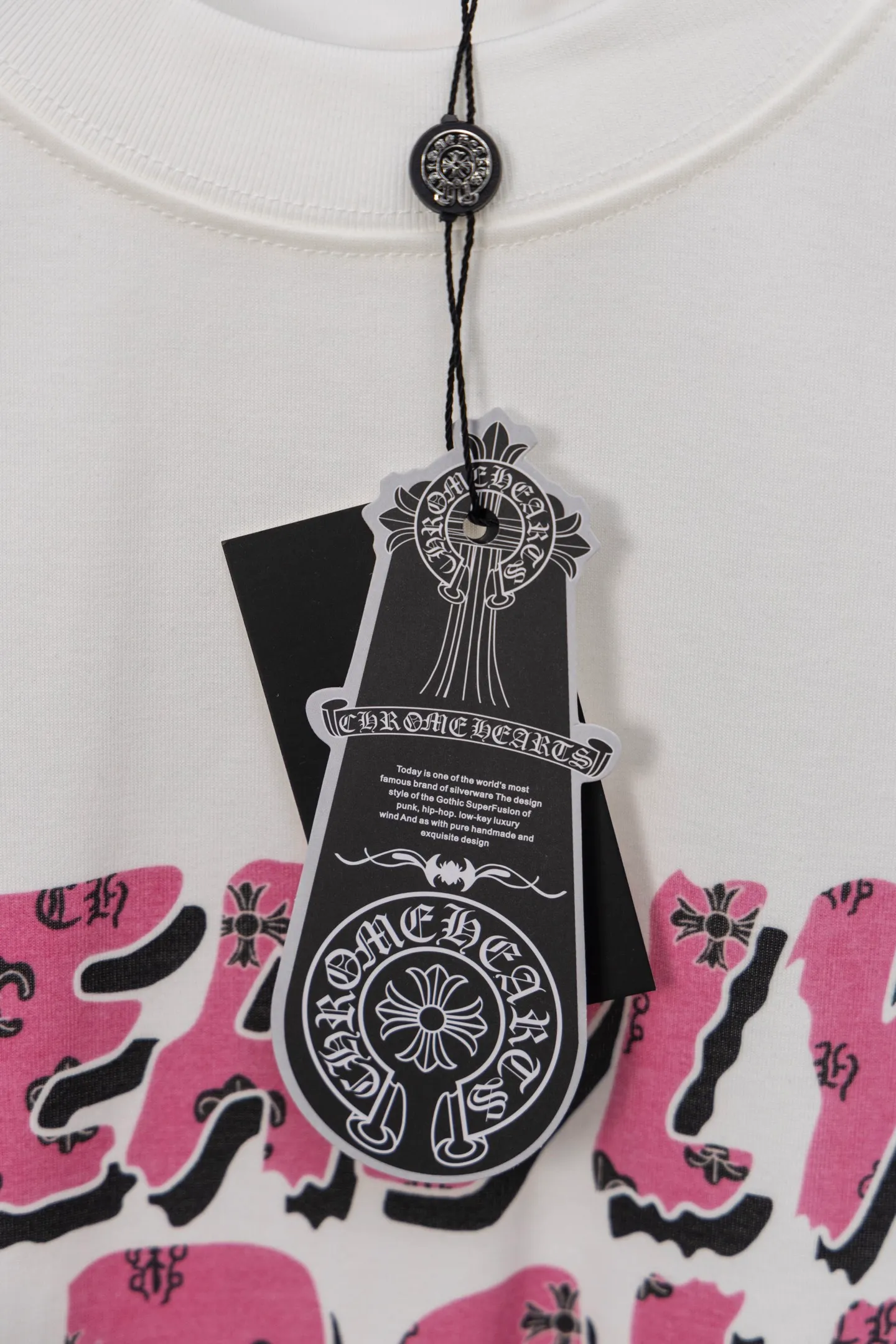 P210 model number/F040 Chrome Hearts double-sided logo jacquard round neck half-sleeved T-shirt. Pink cross Sanskrit letters "Deadly Doll" pattern logo on the front. Customized fabric. Double-sided digital direct printing. Weight 280g. Loose fit. A piece that Chrome Hearts loves very much. Very suitable for summer color matching. Same style for men and women. Fabric: 280g. Version: OS version. Color: white.
